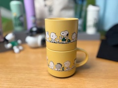重ねて収納できる「PEANUTS スタッキングマグ イエロー 414ml」(3000円 ※オンライン限定)