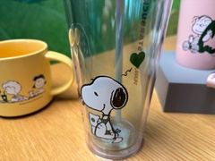 「PEANUTS コールドカップ タンブラー ブルー 710ml」には、JOE KIND SNOOPYがWOODSTOCKとコーヒーを飲む様子が描かれている