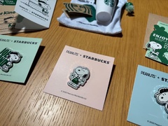 “Kindness“を形にして、大切な人にプレゼントするのもおすすめ！「PEANUTS ピンバッジ 」(各1200円)　