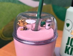 「PEANUTS ステンレス コールドカップタンブラー ピンク 473ml」のリッド部分にはフィギュアがIN！ボディには、JOE KIND SNOOPYとLINUSがブランケットをシェアする様子が描かれている