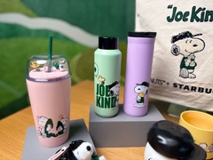 パステル調ピンクの「PEANUTS ステンレス コールドカップタンブラー ピンク 473ml」(写真左 5900円 ※オンライン限定)もかわいい！