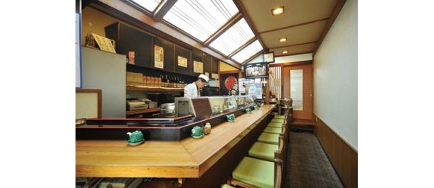 使い込まれたカウンターに漂う老舗の風格。店の奥にはテーブル席も