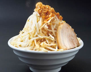 【福島】え、これが喜多方ラーメン!? 気鋭店「あじ庵食堂」の一杯は、G系に激辛、貝ニラも！
