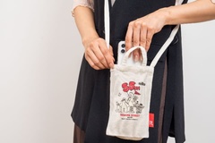 「キャンバスサコッシュ」(3600円)はイベントなどでも大活躍