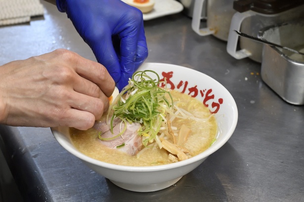 スープと背脂の“複雑”な旨さを存分に楽しめるよう、加水率まで最適化した中太麺を採用