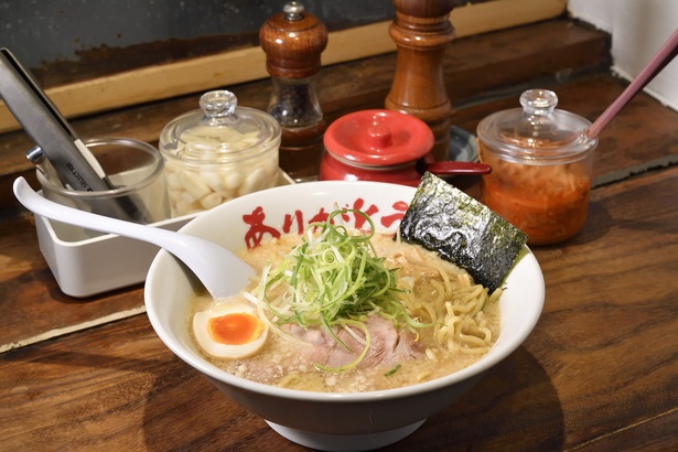 ニンニクや辛モヤシなど卓上の調味料で味変できる