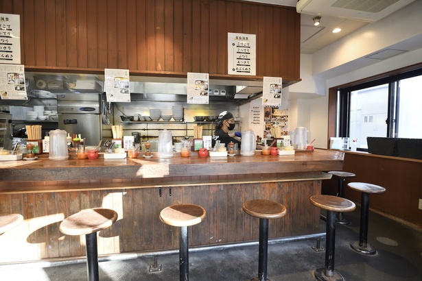 11席のカウンターを備える。開店直後や昼過ぎなどピーク時を避けて来店するのがおすすめ