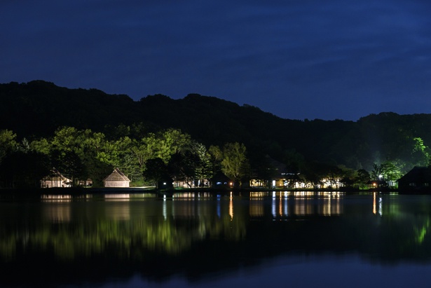 「ポロトコタンの夜」で松明がともされたポロトコタン。池に映る夜の景色が美しい