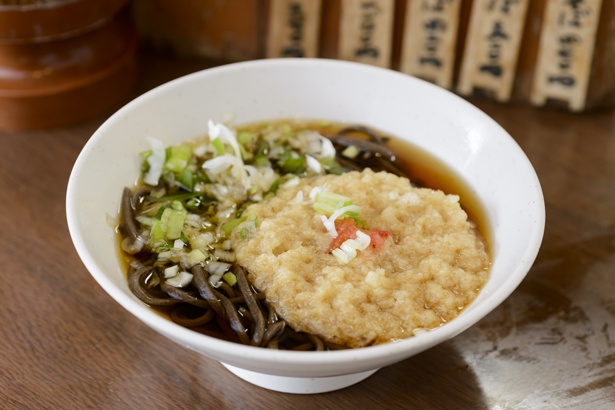 程よいこしの黒い麺は畠山製麺のもの。つゆが染みる～