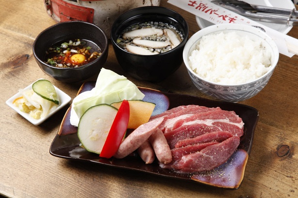 3種類の肉が楽しめる「炭焼きランチセット」(1200円)