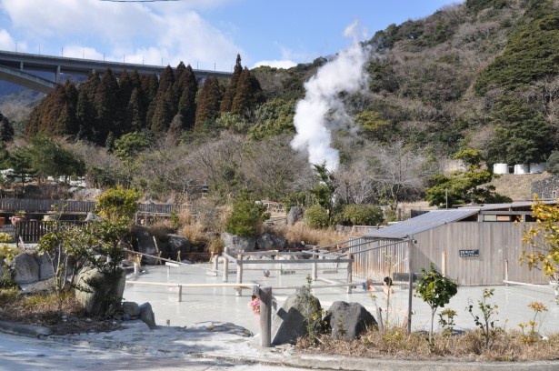 露天風呂にはすがすがしい風が吹き抜ける