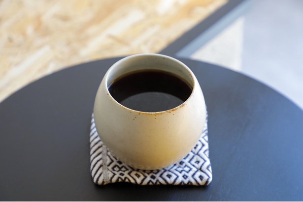 ドリップコーヒー(500円)。丸みのあるカップで香りを強く感じる