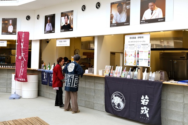 会場には三重の蔵元8蔵が出展。蔵人と直接話せる貴重な機会に