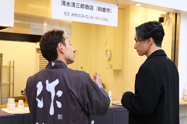 会場内の蔵元ブースを巡り、日本酒の試飲を重ねる橘さん
