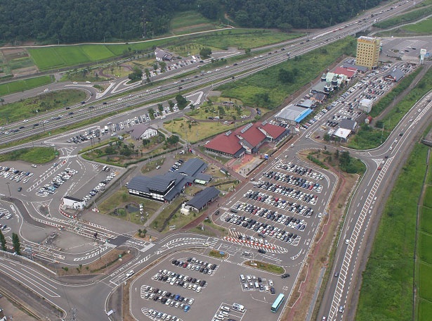 国道18号と上信越自動車道の間に、店舗が約400メートルにわたり連なる「道の駅あらい」