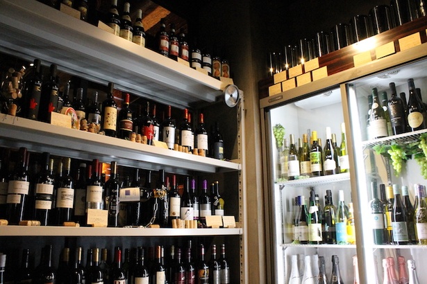 店内のワイン部屋「KURA」には約150本のワインがスタンバイ。人気のワインがアウトレット価格で味わえる