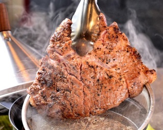 燻製ブームを大阪・梅田で体感！燻製チップが選べる燻製肉バルがオープン！
