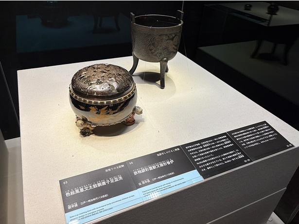  左：色絵鳳凰文太鼓胴唐子足盃洗、右：鉄釉銀彩霊獣文鼎形香炉