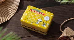 缶にデザインされたスヌーピー＆チャーリー・ブラウンの表情に注目