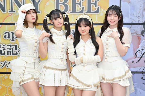 HUNNY BEEの藤ゆりな、吉沢凛音、リコ、米倉れいあ(写真左から)
