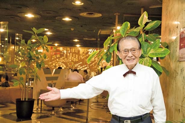 オーナー、劉 盛森(りゅうせいしん)さんが元気な声で迎えてくれる/喫茶マヅラ