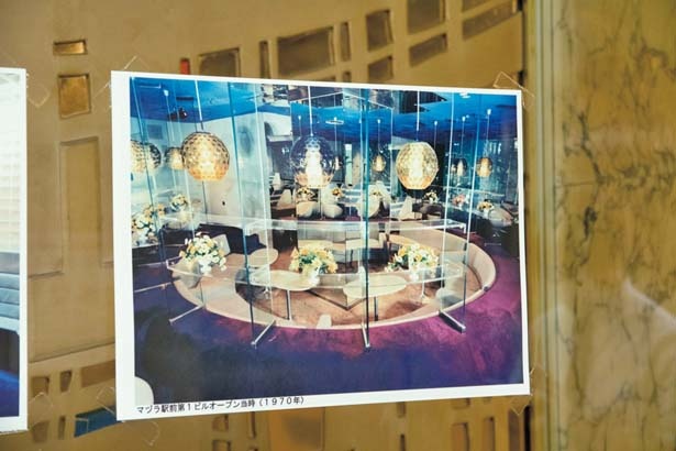 大阪駅前第1ビルにオープンした1970(昭和)45年当時の店内。基本的な意匠はほぼ変わっていない/喫茶マヅラ