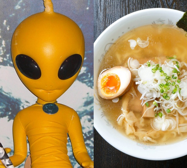 UFOスポットで本格地鶏ラーメンが！ 左は宇宙人U.T./UFO物産館(パノラマ食堂)