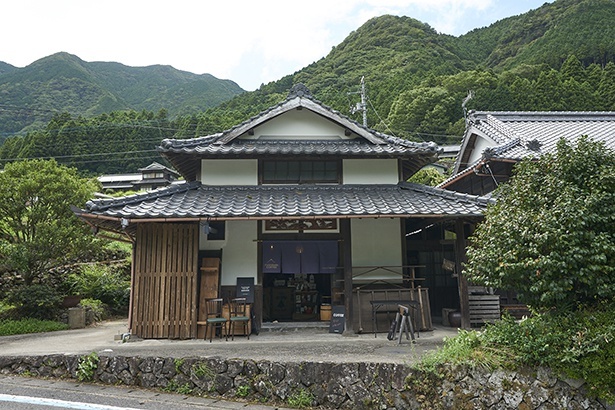 築100年の屋敷の納屋を改装。隣接する母屋は古民家宿、瀧乃元近藤家として営業