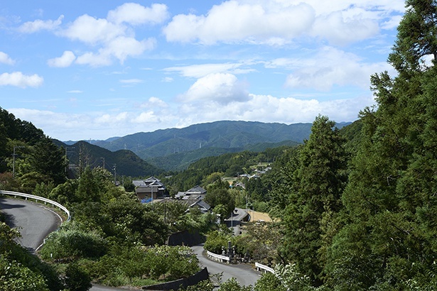 店先からは、連なる山々を一望。自然に抱かれたロケーションも、この店ならでは