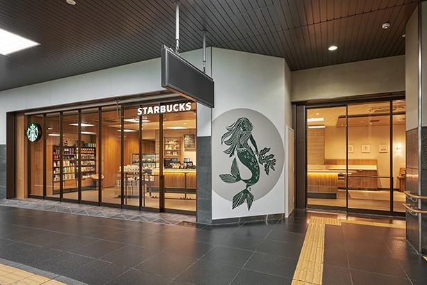 JR京都駅西口店ではファサードに手描きのサイレンアートが施されている