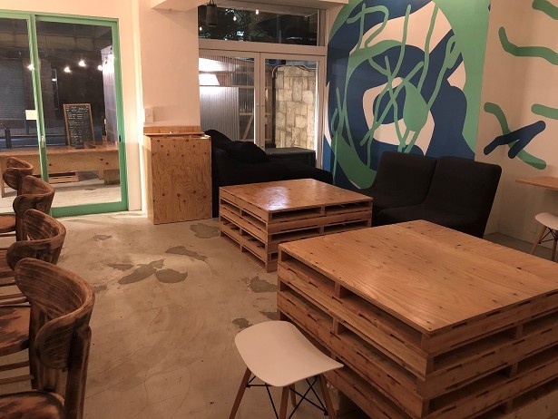 ロースイーツの提供はもちろん、オーガニックのコーヒーやアルコール等も展開される
