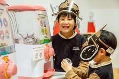 ガチャガチャでランダムに出てきたデザインに、アルファベットシールを貼ってオリジナル缶バッジを作ろう