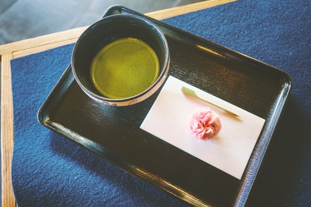お抹茶と季節ごとに変わる上生菓子がセットになった呈茶(700円)