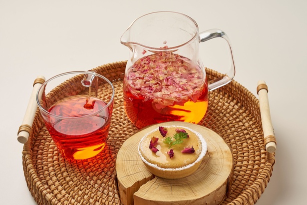 薔薇のスイーツキッシュとローズティーセット:ローズヒップ⾵味の蒸し焼き卵とフランボワーズの新感覚スイーツキッシュと、ローズヒップ・ローズレット・ハイビスカスをブレンドした艶やかなハーブティー