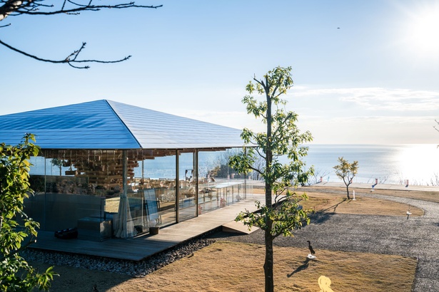 海と空を望む絶景カフェ「COEDA HOUSE」は、隈研吾さんが設計