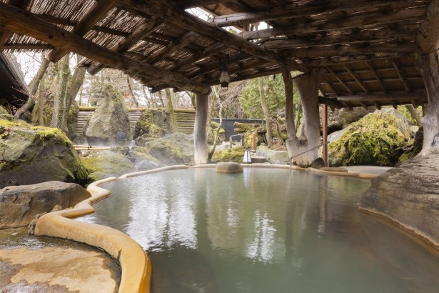 約1000坪の広さを誇る日帰り温泉施設「火の山温泉 どんどこ湯」