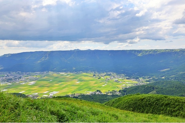 阿蘇はカルデラの中に人々の暮らしがある