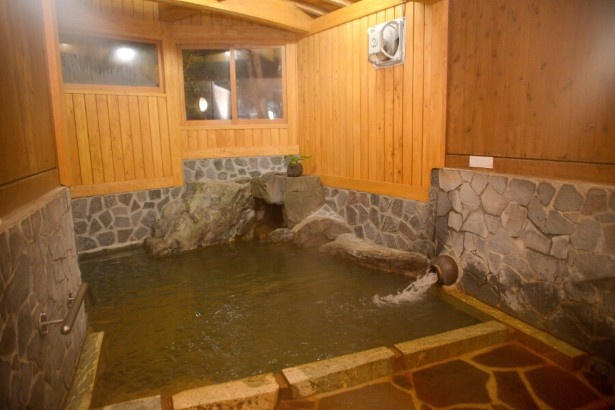 内牧温泉の町湯のひとつ「宝湯」。「温泉割烹 がね政」が営む町湯だ