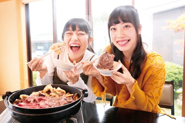 【写真を見る】「おとめボタン」のメンバー、小西麗菜・坂中楓もすき焼きを実食。「肉もマツタケも超おいしい」とご満悦のこの笑顔だ！