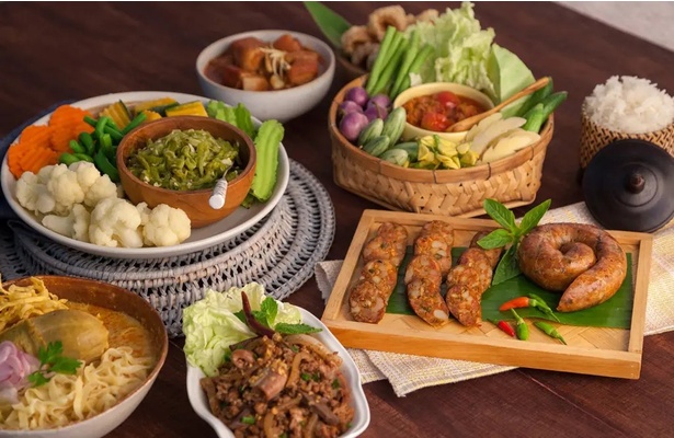 タイ北部の伝統文化や気候が反映されている北部料理(ラーンナー料理)。サイウア(ハーブソーセージ、写真右手前)もよく食べられる代表的な一品