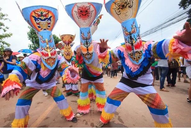 タイならではのお祭りを体感するなら、毎年6～7月にタイ東北部のルーイ県で開かれるピーターコーン祭りがおすすめ！カラフルなお面をつけて仮装した人々が練り歩くパレードは圧巻