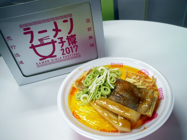 「麺処 若武者」の福島 鶏白湯をモチーフにしたラーメンケーキ(1080円)とおかもちケース(300円)