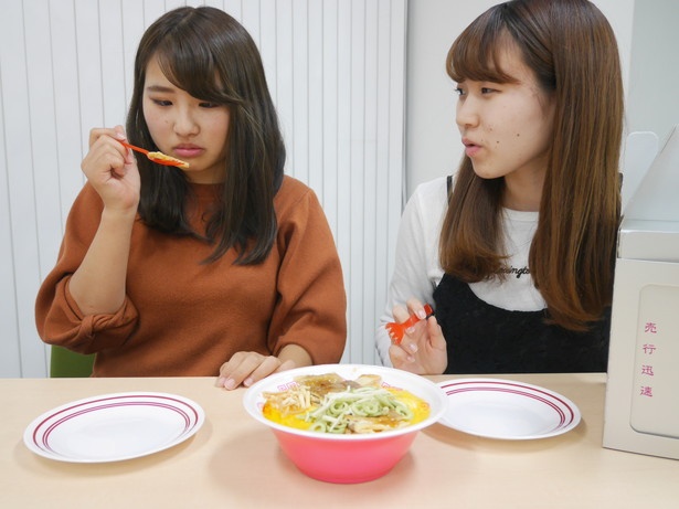「ん？アレ!?ん!?」と味覚が視覚に追いついていかない様子の河野