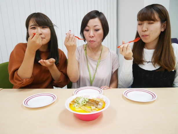「スープに…柑橘系の酸っぱさがある。スポンジのなかにモモもいる！」(嶋村)