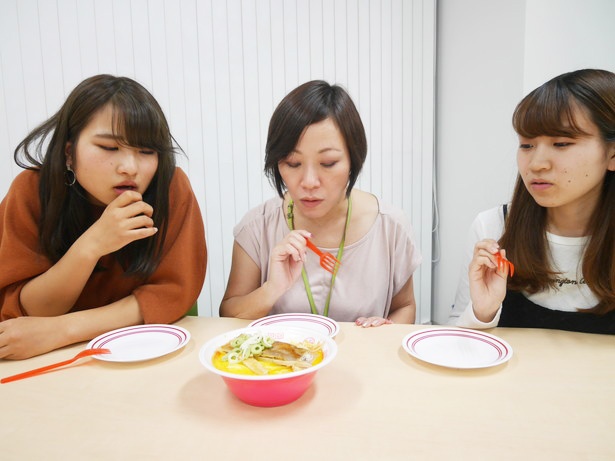 2人のコメントに見かねた嶋村編集長も試食に参加…やはり「どこから食べればいいの!?」(2回目)と戸惑う様子が見られた