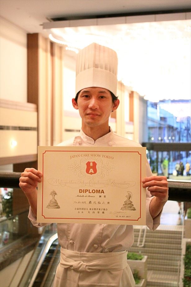 【写真を見る】「2017ジャパン・ケーキショー東京」プティ・ガトー部門において銅賞を受賞した藤代裕二(ふじしろ ゆうじ)さん