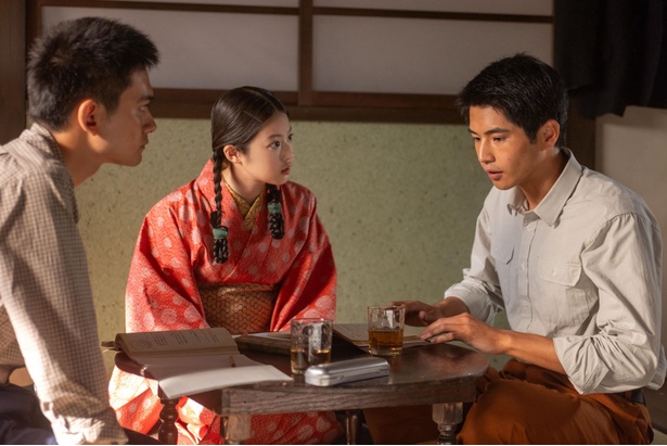 千尋(中沢元紀)はのぶ(今田美桜)と嵩(北村匠海)に勉強のコツを伝える