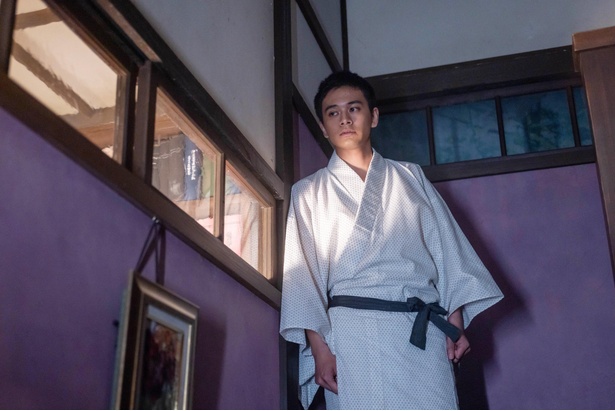 寛(竹野内豊)と千尋(中沢元紀)の話を聞いてしまった嵩(北村匠海)