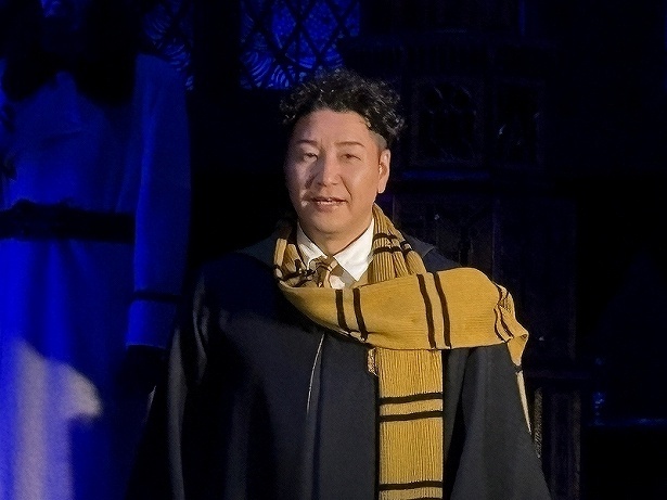 ホグワーツ代表のセドリック・ディゴリー風の衣装に感動する長田さん