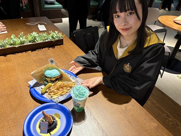 「フードホール」と「フロッグカフェ」のメニューは一緒に食べられる